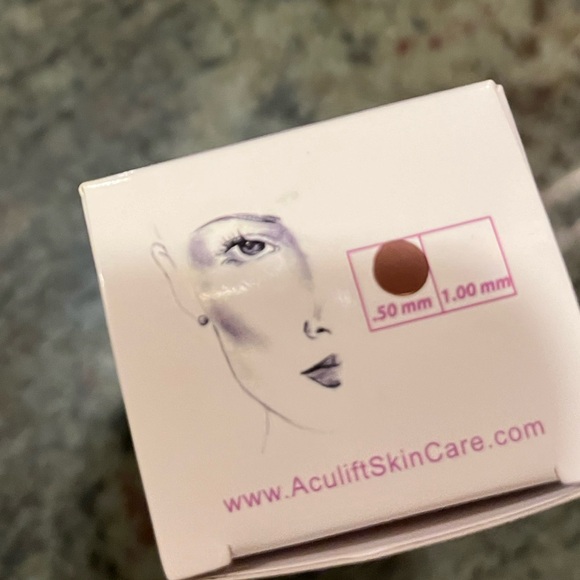 AcuLift Cosmetic Roller - Picture 2 of 2